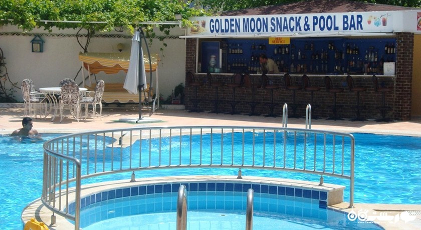 نمای استخر روباز و بار هتل